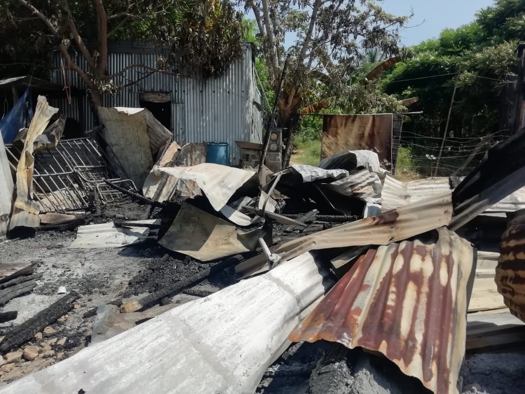 Delincuentes queman humilde casa de madre soltera en Coatzacoalcos