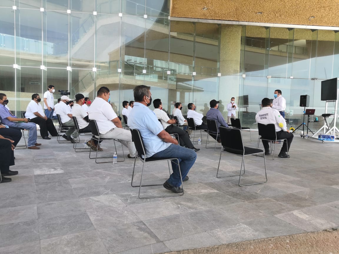 Capacitan a choferes del servicio urbano en Coatzacoalcos, para que apliquen medidas sanitarias