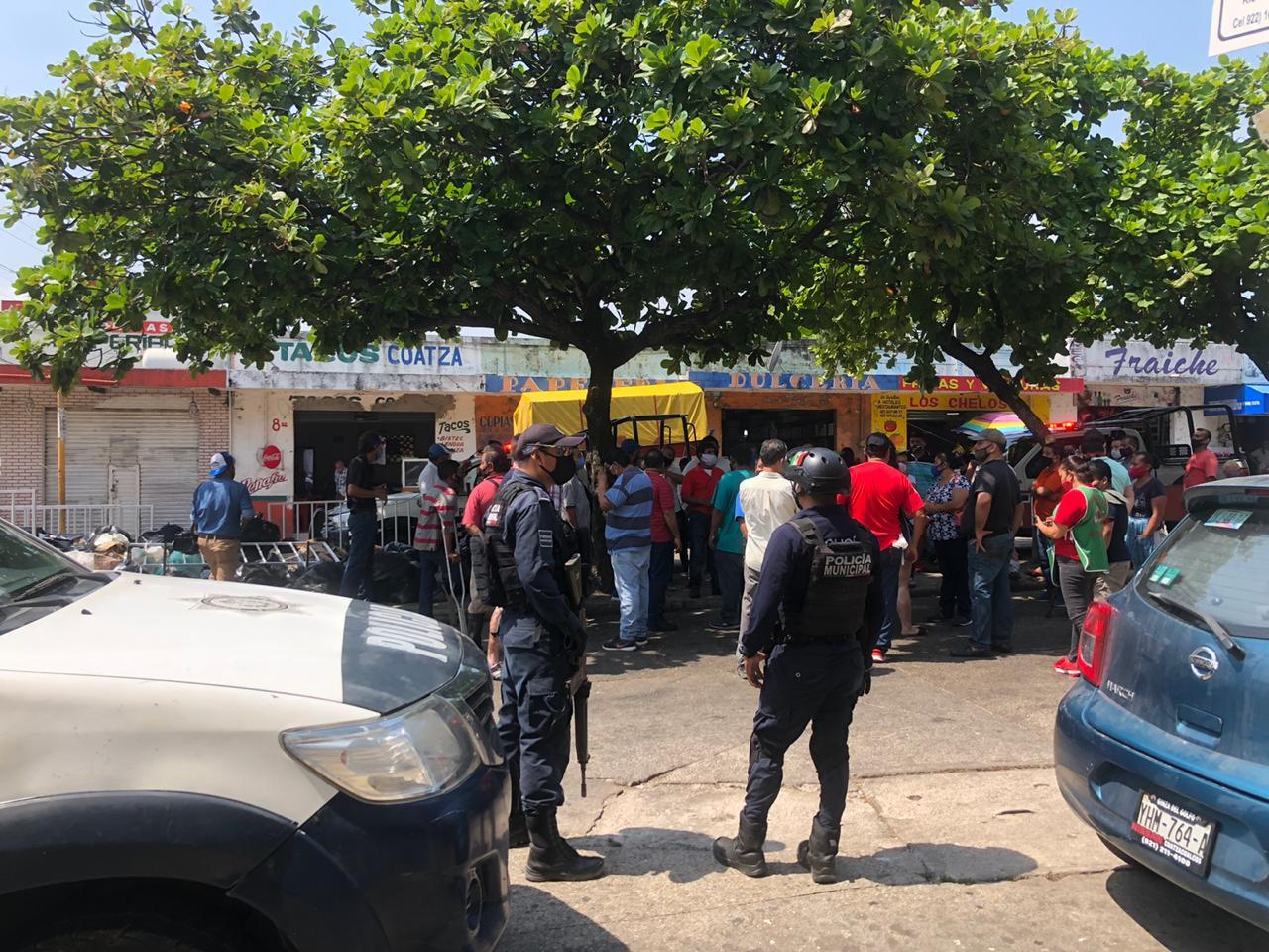 Se inconforman locatarios del mercado Coatzacoalcos, piden retiren cercos sanitarios