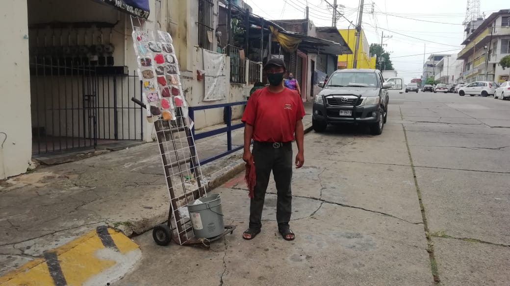 De acomodador de carros a vender cubrebocas por la pandemia