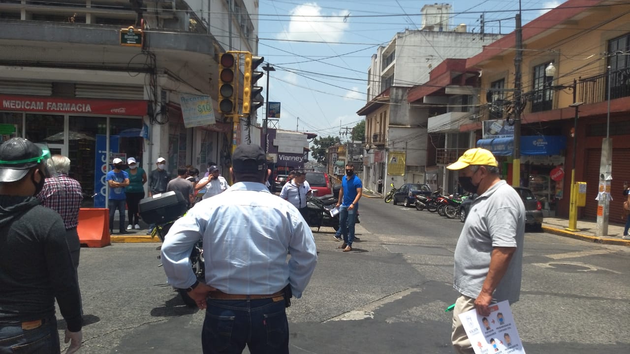 Inconformes por cierre de calles, comerciantes xalapeños quitaron filtros sanitarios; después se volvieron a poner