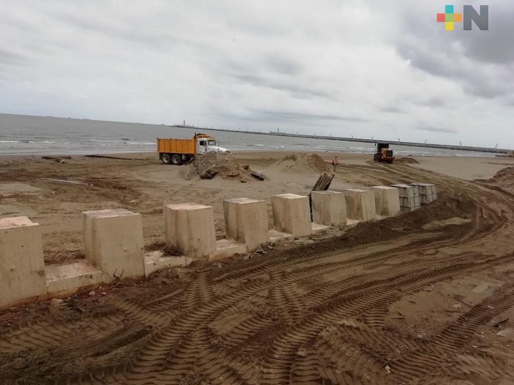 Para evitar erosión de arena en vialidad construyen terrazas en malecón de Coatzacoalcos