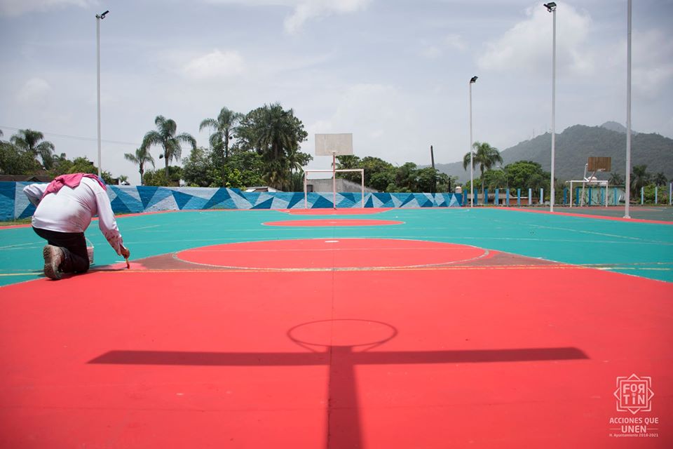 En Fortín, aprovechan pandemia para rehabilitar unidad deportiva