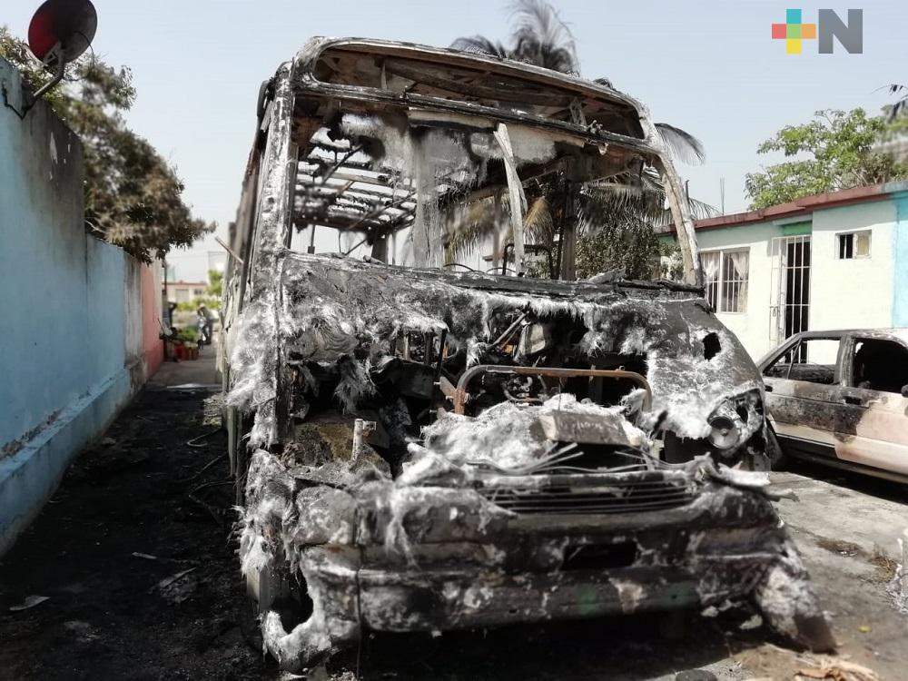 Cortocircuito provoca incendio en urbano estacionado y daña auto particular, en Coatzacoalcos