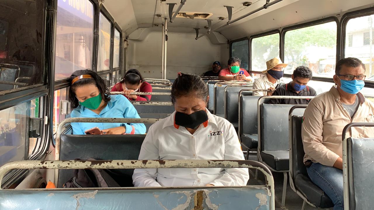 Poco a poco usuarios del transporte público aceptan la medida del cubrebocas obligatorio en Xalapa