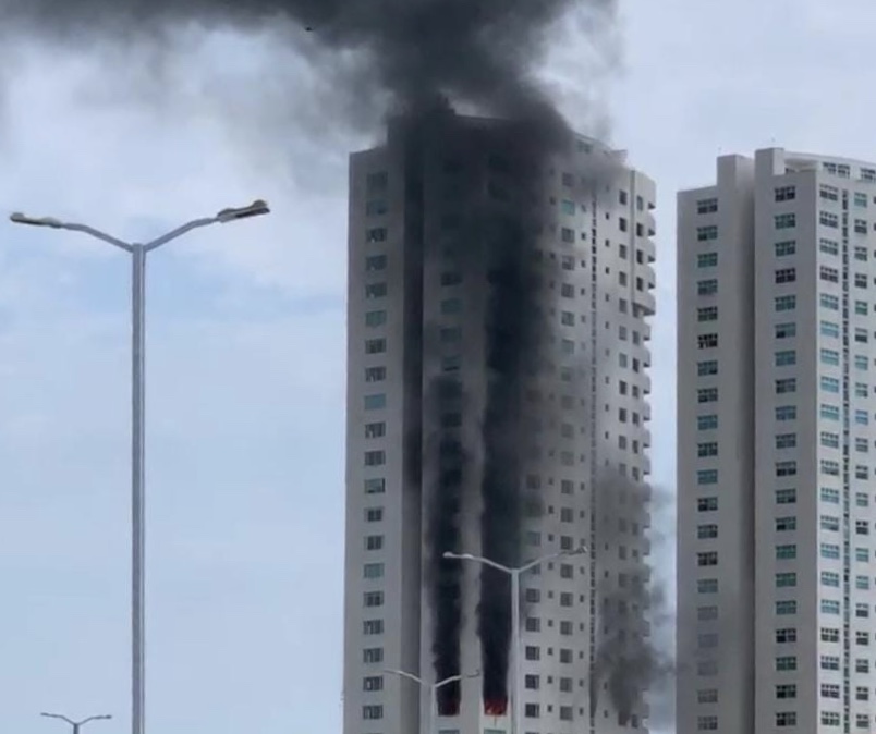 Se suscita espectacular incendio en Torre JV de Boca del Río