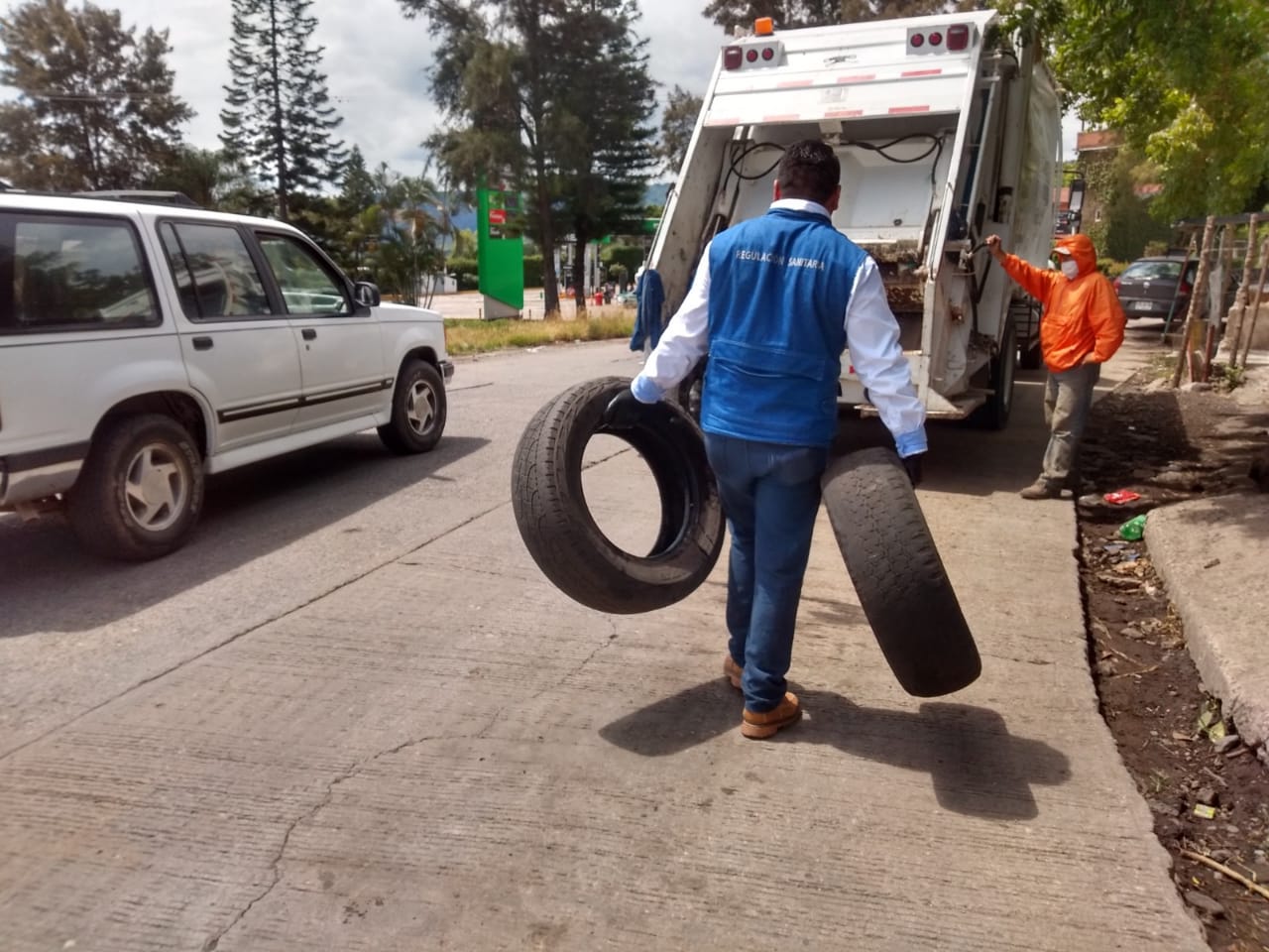 Colectan tres toneladas de llantas en jornada de descacharrización, en Xalapa
