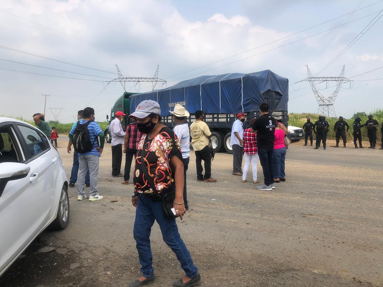 Habitantes de Minatitlán inconformes bloquean acceso a basurero