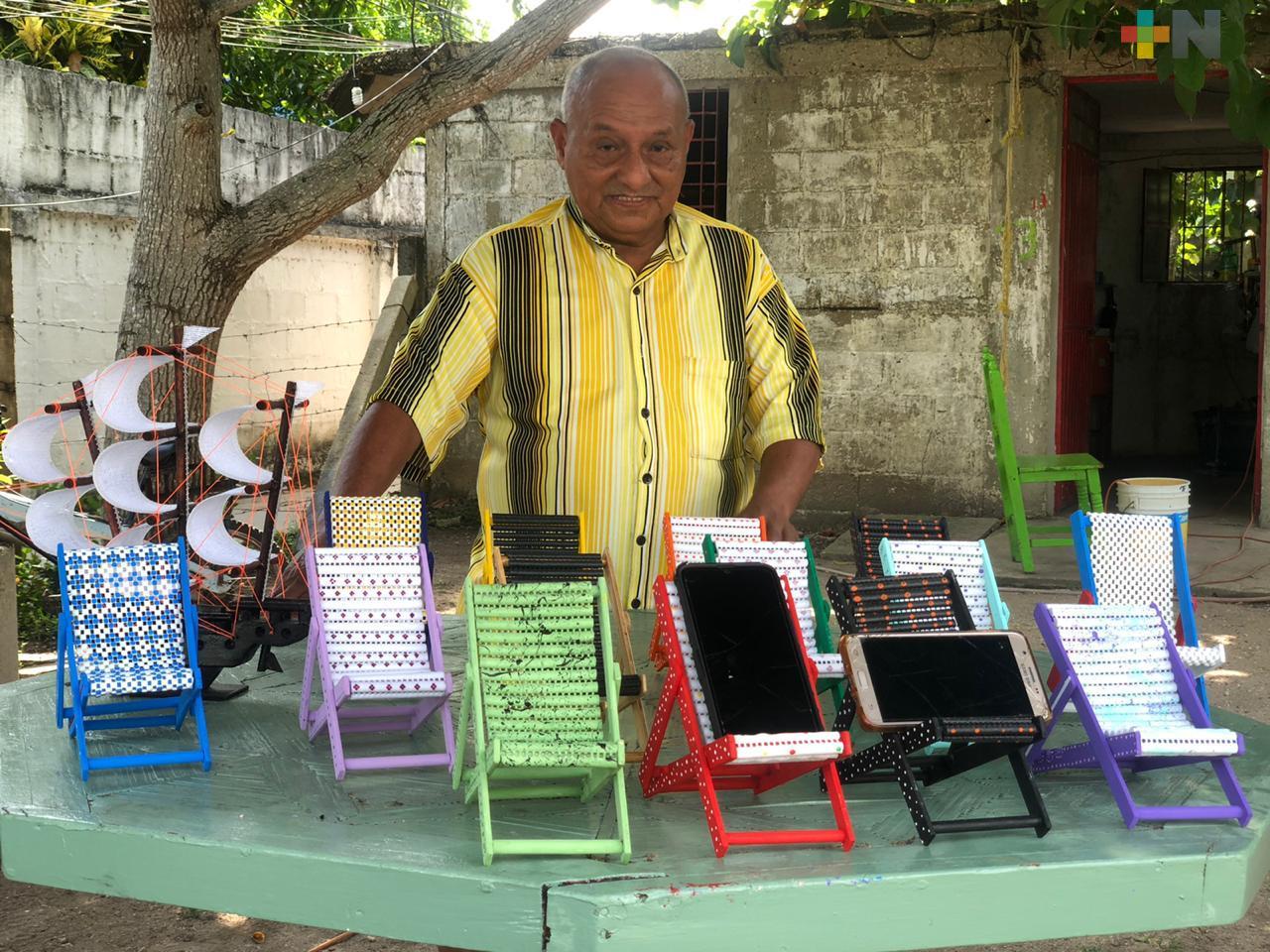 Empacador de supermercado elabora portacelulares para tener ingresos