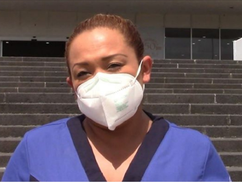 Empleada del IMSS canta a pacientes con COVID-19 para hacerlos sentir mejor