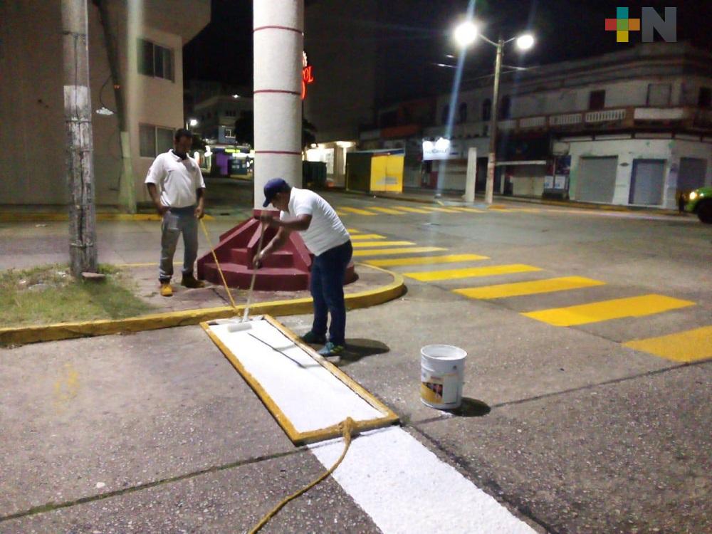 En Coatzacoalcos, Tránsito del Estado realiza pinta de pasos peatonales