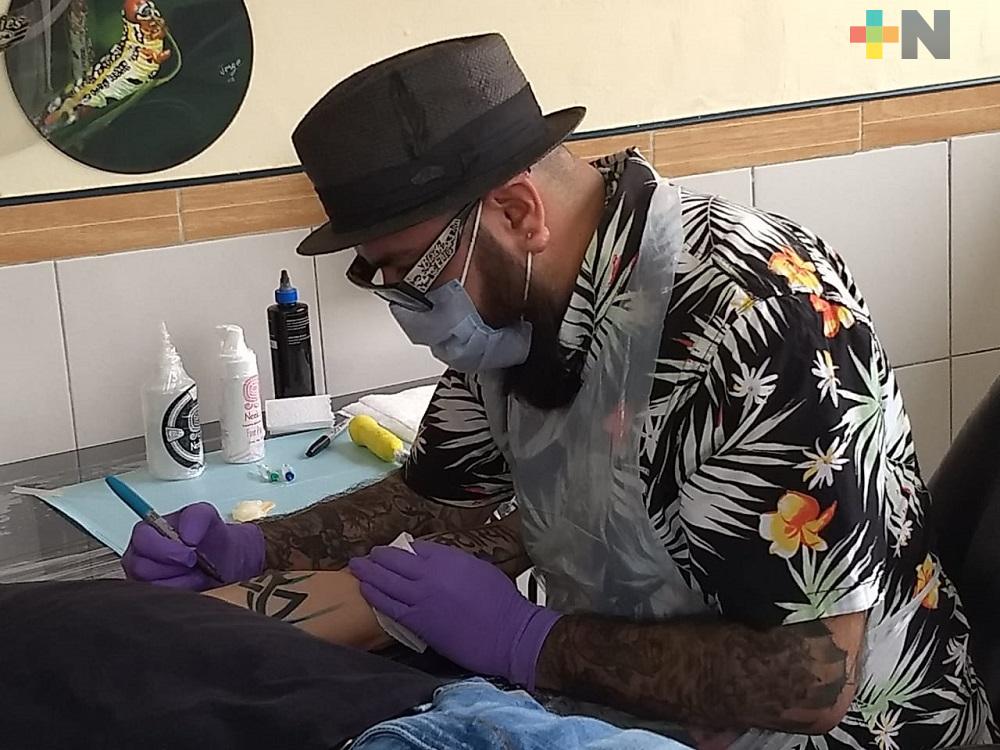 En Xalapa, personas aprovechan la cuarentena para tatuarse