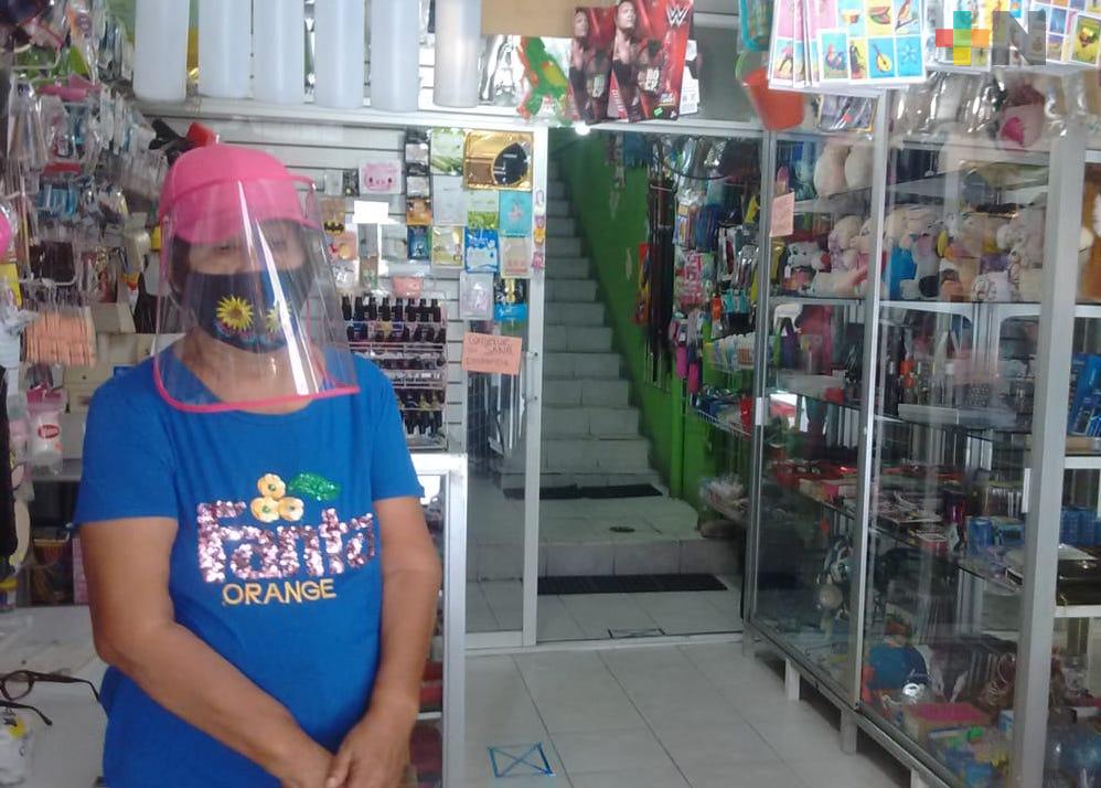 Con medidas sanitarias, mantiene abierto comercio de bisutería