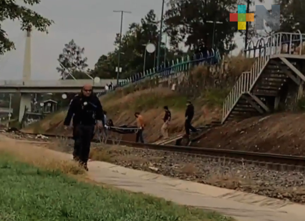 Hombre se quita la vida colgándose de barandal en avenida de Xalapa