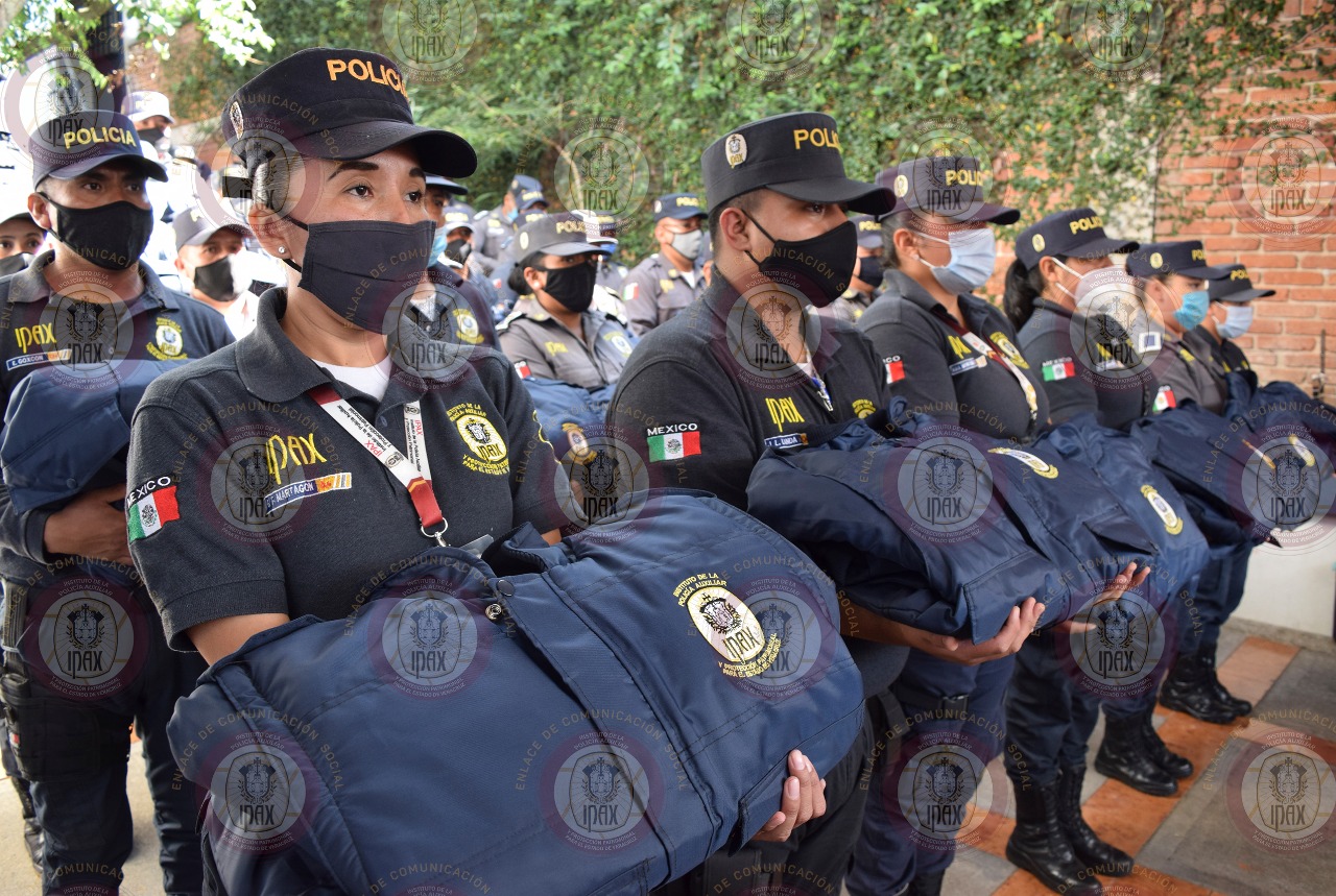 Entrega IPAX chamarras a la comandancia de Xalapa Poniente