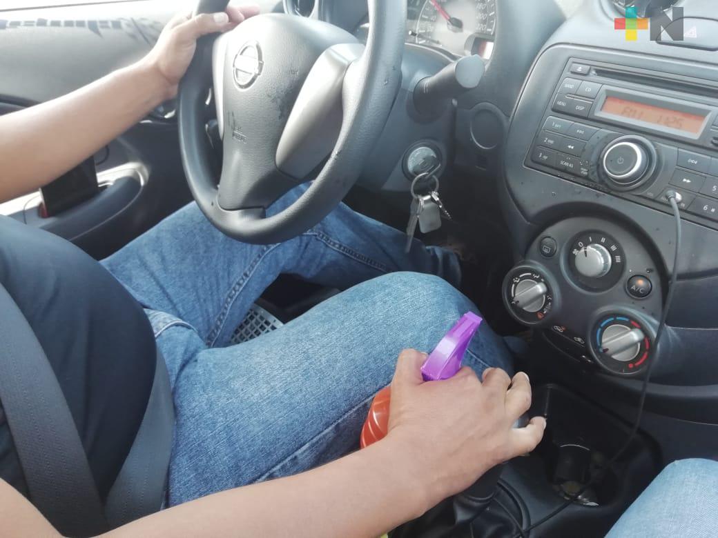 Desinfectar a cada momento su unidad, permite a taxista de Coatzacoalcos trabajar con tranquilidad
