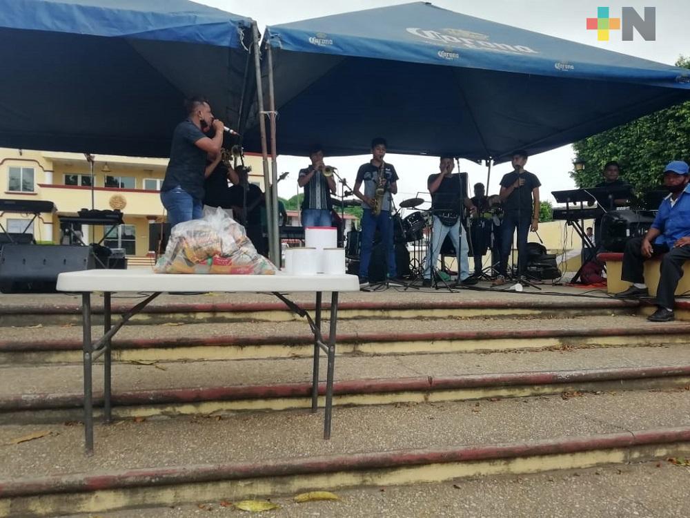Músicos de Oteapan ofrecen concierto en la calle, recaudan despensas y dinero para apoyar a otros músicos