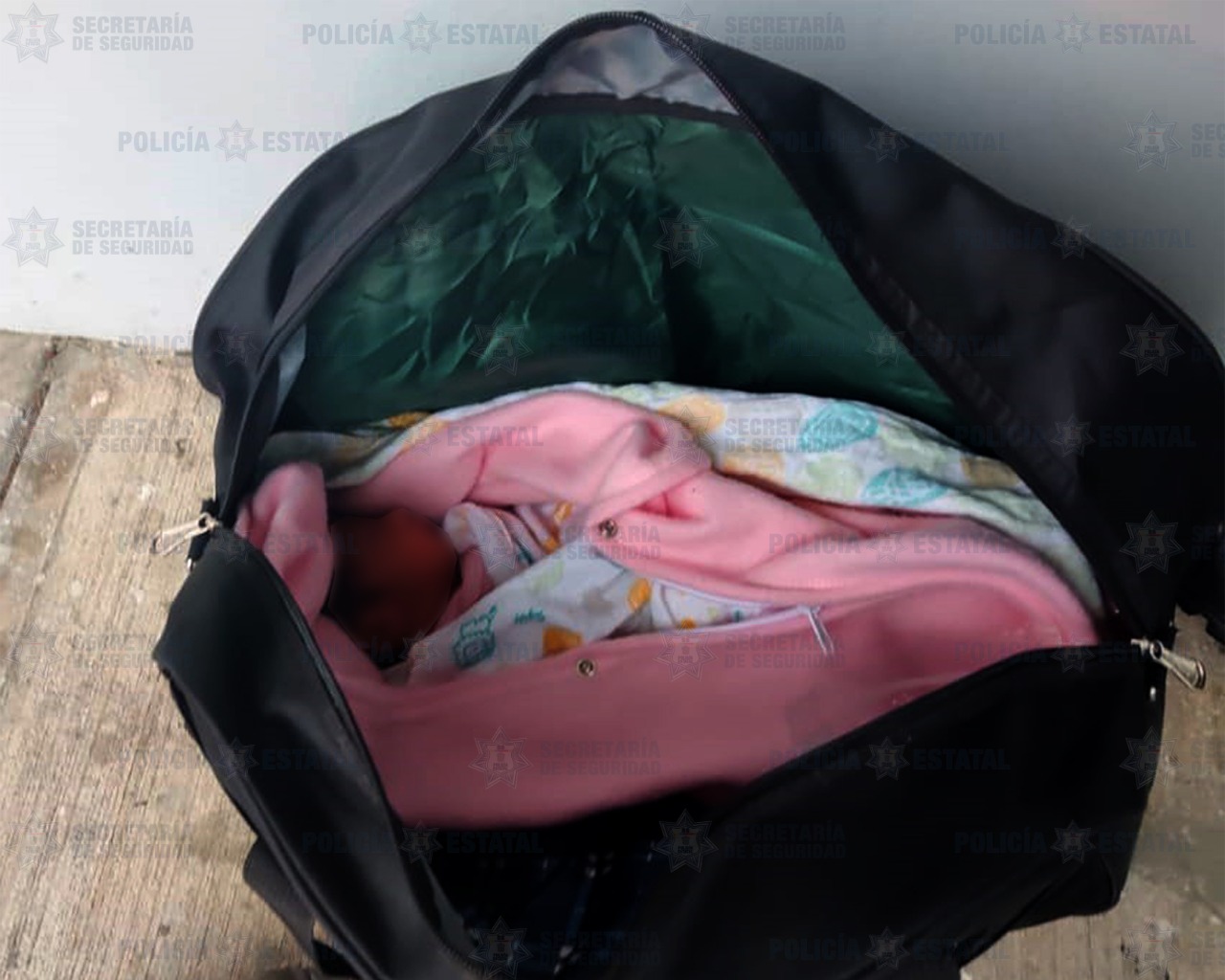 Rescatan a recién nacida abandonada en plaza comercial en el Edomex