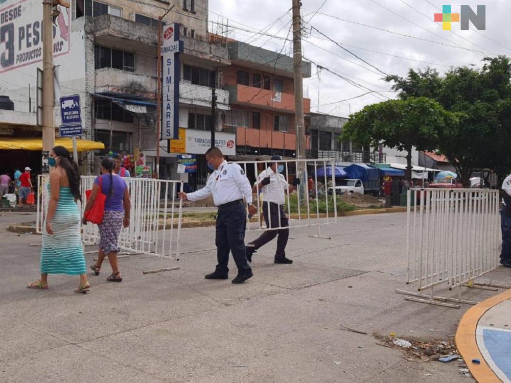 Continuarán vallas en alrededores de Mercado Coatzacoalcos, para limitar acceso a personas