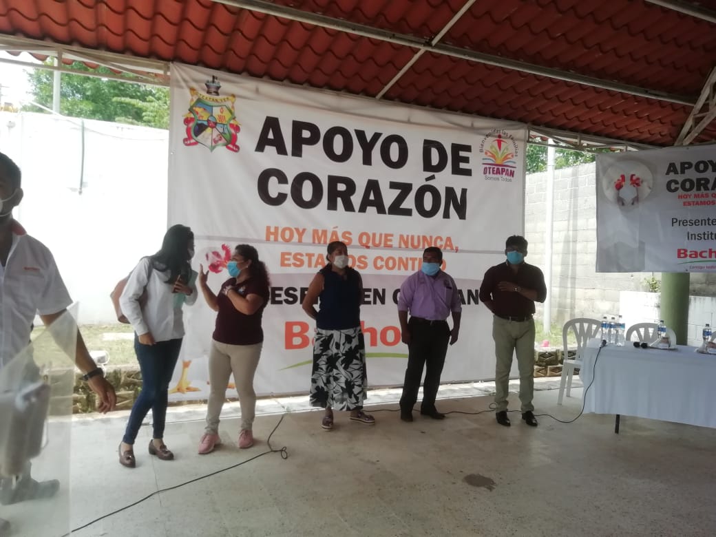 Empresa avícola donó mil pollos a habitantes de Oteapan