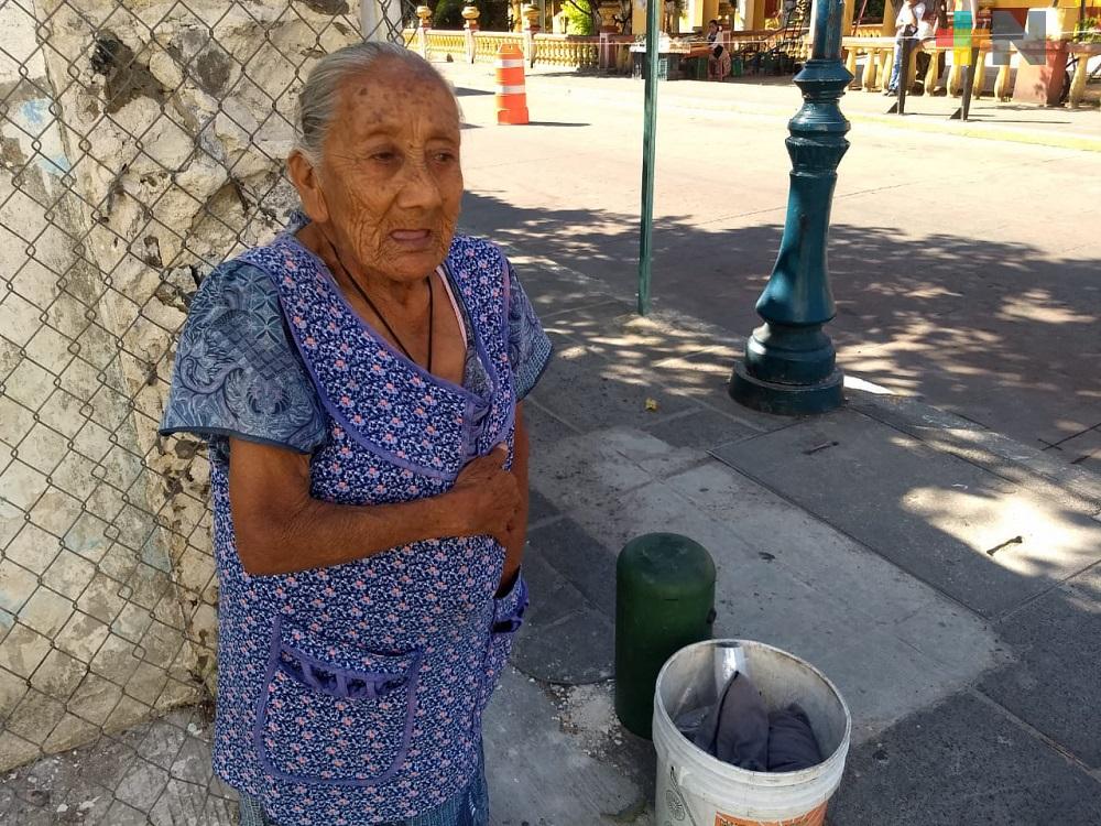 Rosita, mujer de 84 años, vende verduras en calles para ganar unos pesos