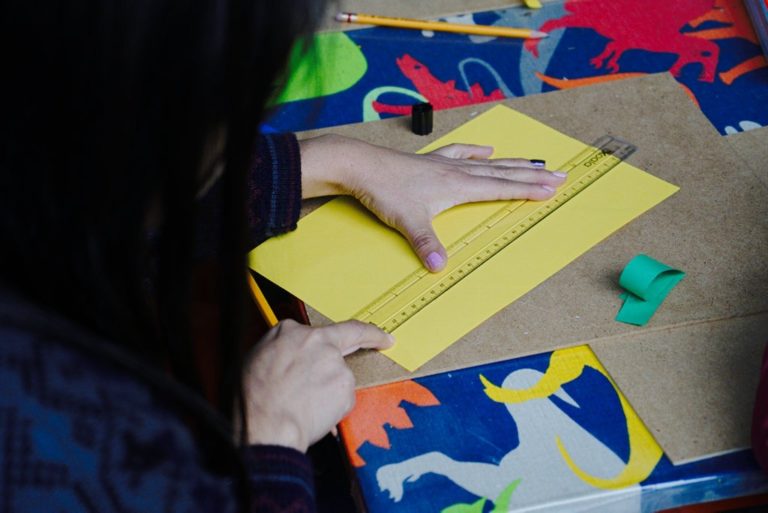 Inicia IVEC taller de encuadernación como parte del programa CEVART en línea