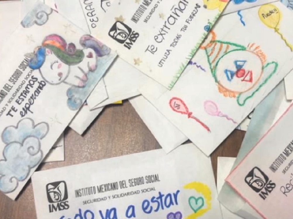 Trabajadores del IMSS elaboran cartas y sobres para dar aliento a pacientes hospitalizados