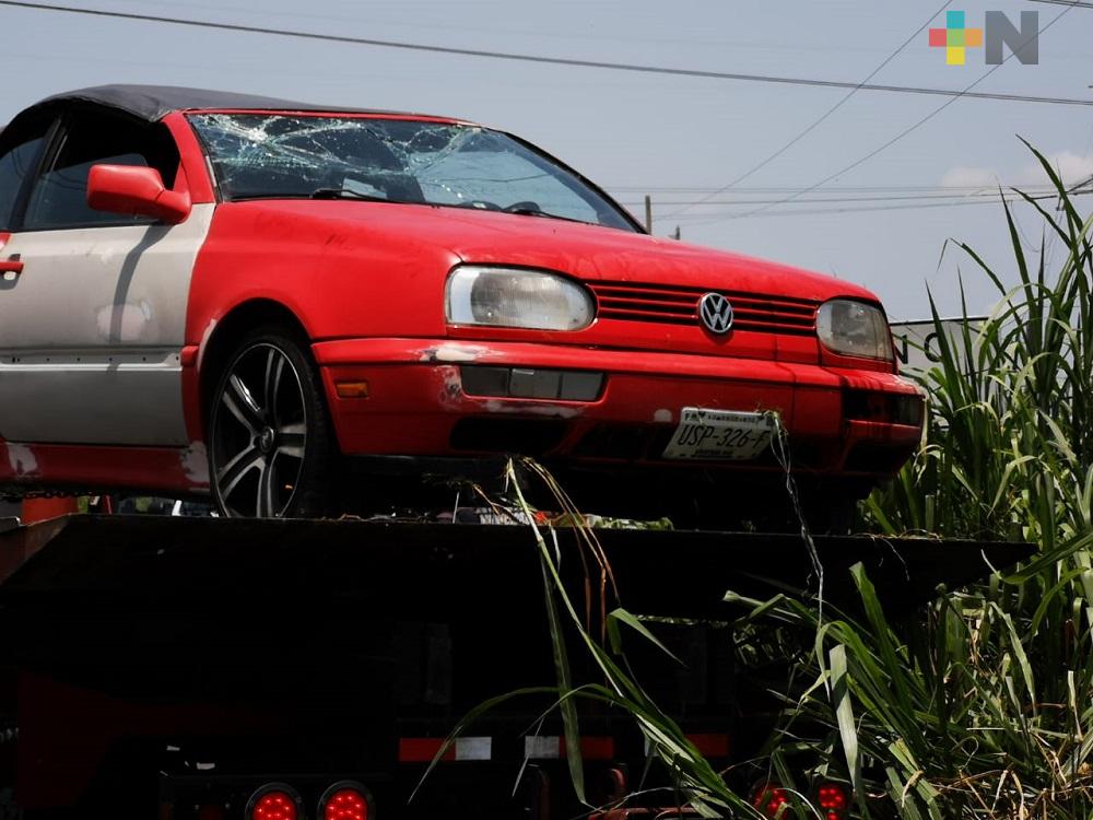 Vehículo particular vuelca en carretera Coatzacoalcos-Minatitlán; sin lesionados