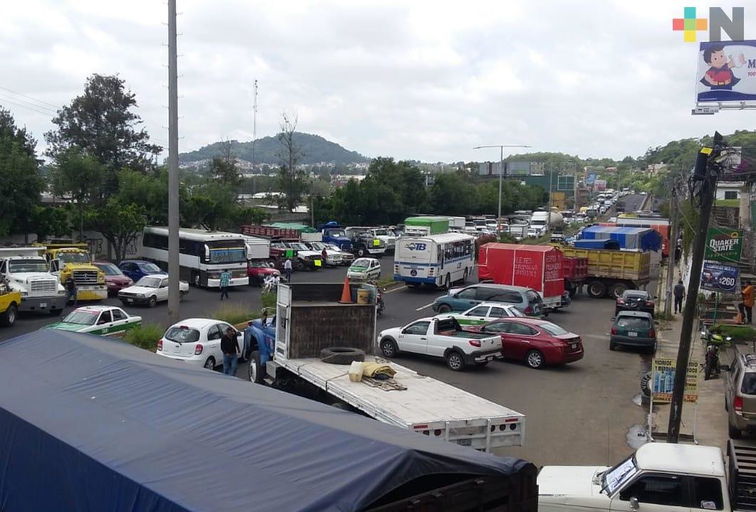 AMOTAC bloquea bulevar Xalapa-Banderilla, pide mayor seguridad en carretera Veracruz-Puebla