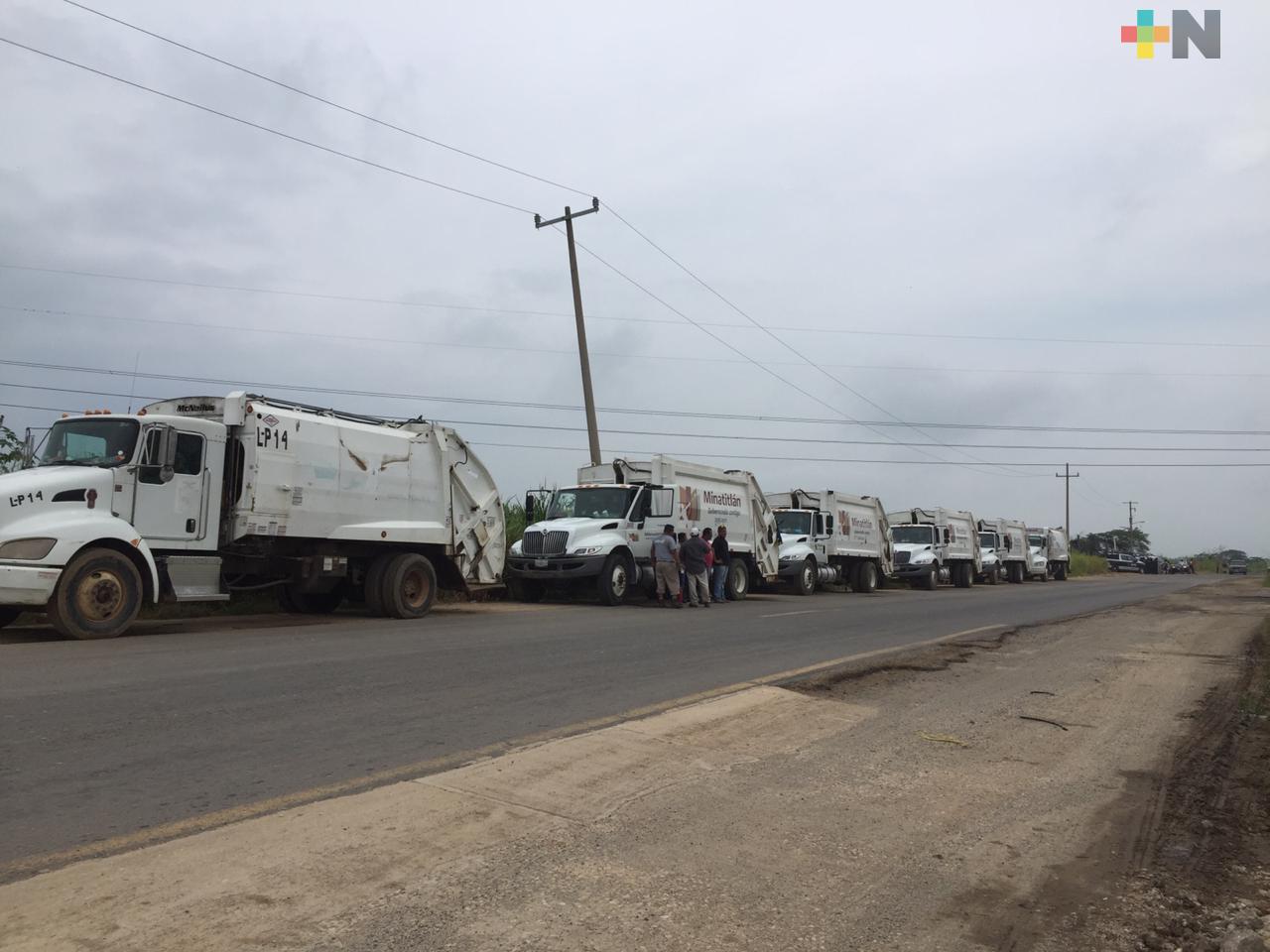 Camiones con desechos detenidos en entrada de basurero de Las Matas; ejidatarios impiden el paso