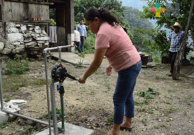 CAEV entrega captadores de agua a comunidades de la sierra de Zongolica