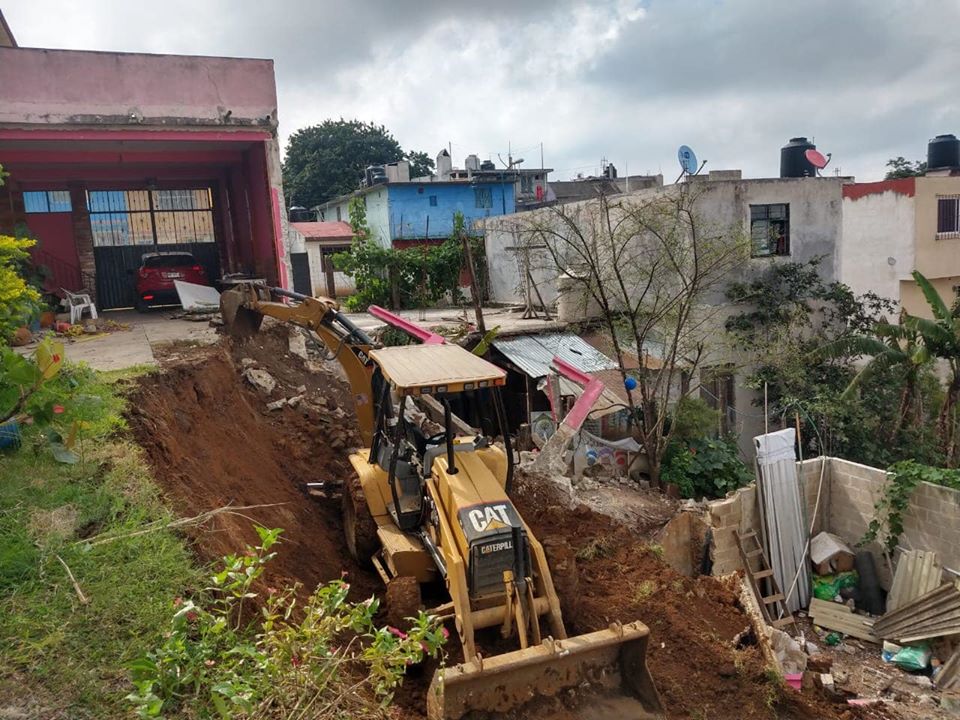 Sigue retiro de material de arrastre de colonias siniestradas, en Xalapa