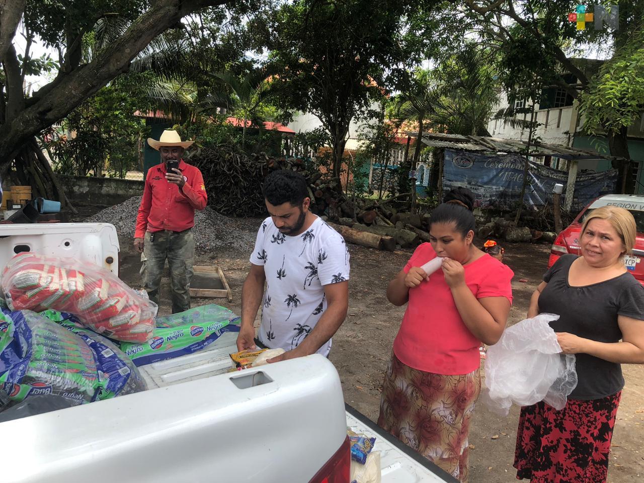 Ciudadanos entregan despensas a comunidades de Antón Lizardo y Mata de Uva, en municipio de Alvarado