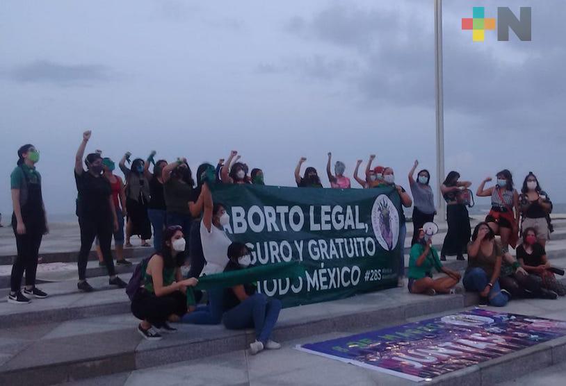 Ante la no despenalización del aborto, grupos de feministas se manifestaron en la ciudad de Veracruz