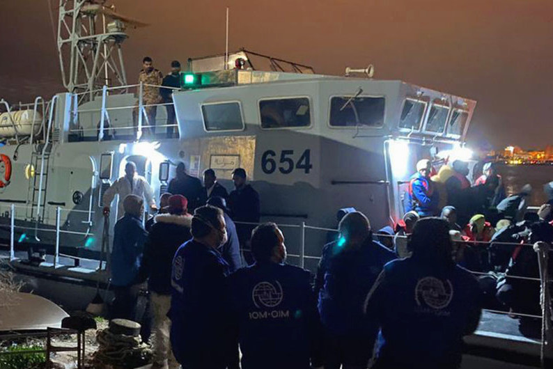 Muerte y abuso sufren migrantes africanos en su ruta hacia el Mediterráneo