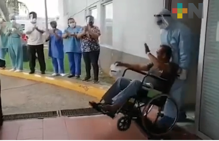 Entre aplausos, paciente de 60 años deja hospital del ISSSTE en Coatzacoalcos tras vencer coronavirus