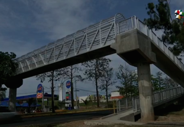 Terminado puente peatonal frente a la Zona Militar de El Lencero