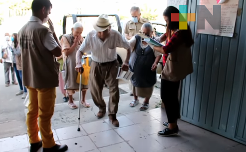 Entregan apoyos a los adultos mayores en la localidad de Tuzamapan