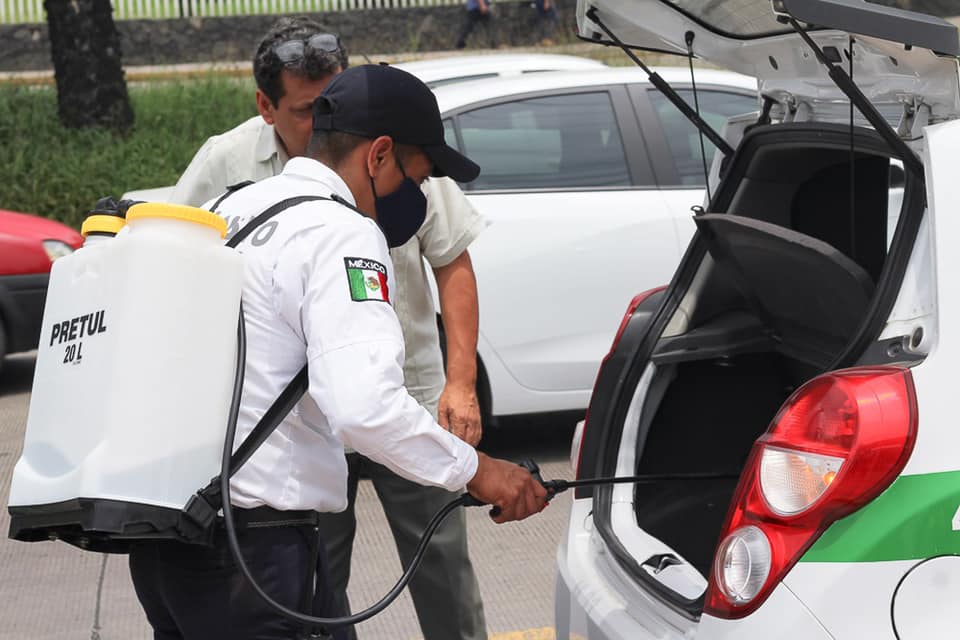 Taxistas de Xalapa realizan operativo de sanitización de unidades