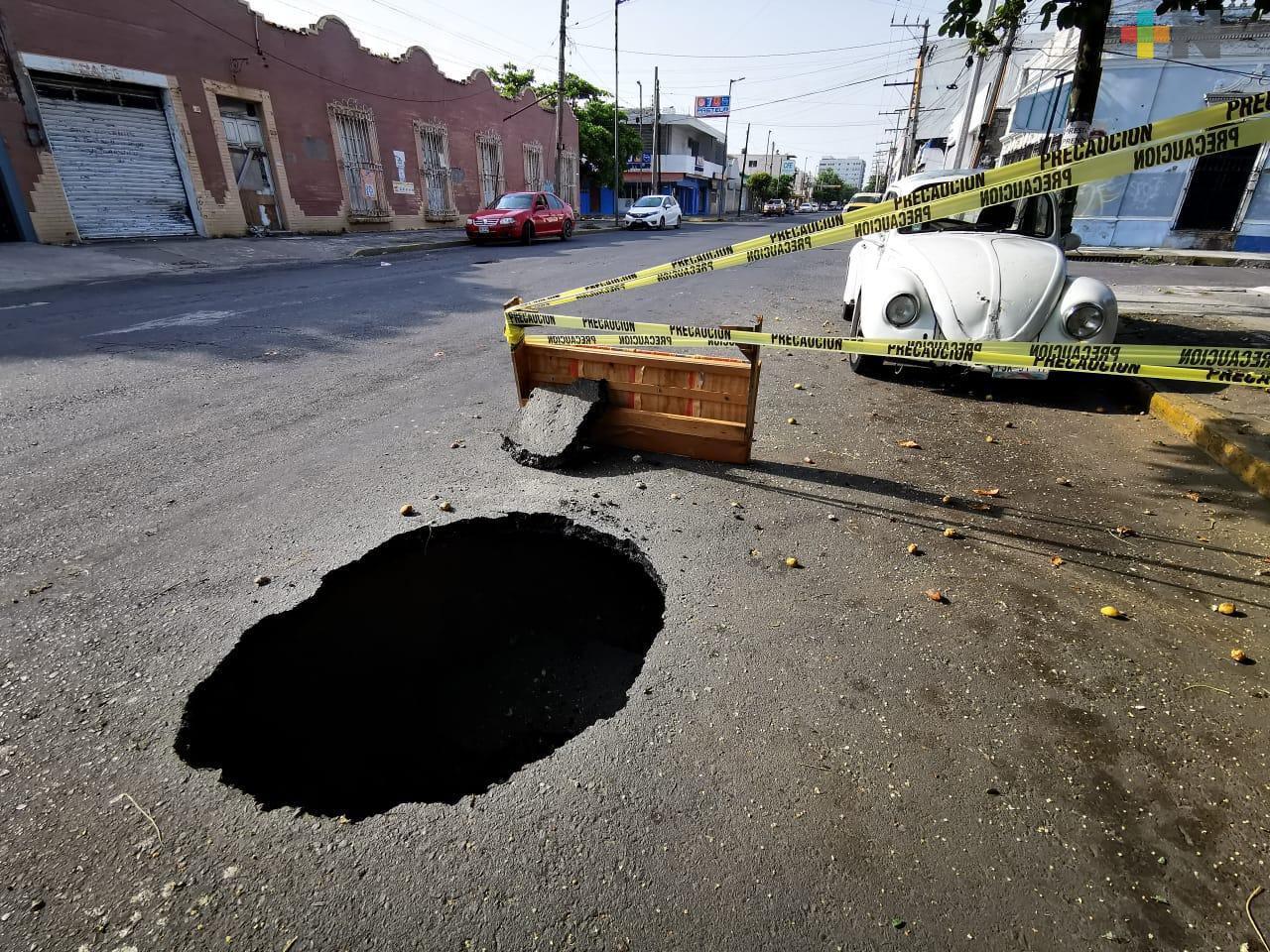 Piden vecinos reparar socavón en colonia centro de Veracruz
