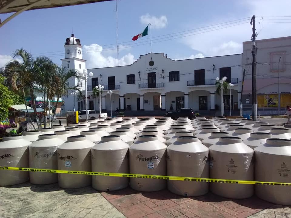 En Catemaco, el alcalde entrega tanques de agua y oxigeno a población vulnerable