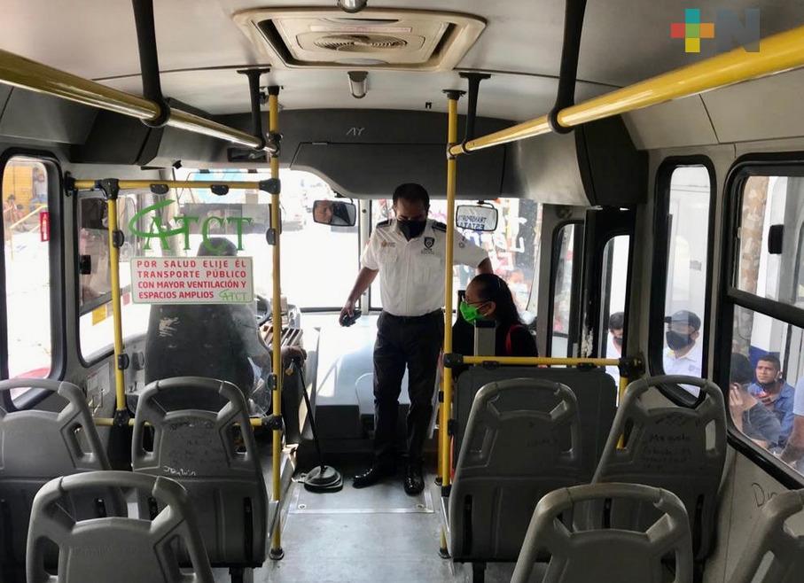 Transporte público en Veracruz desinfecta unidades y promueve el uso de cubrebocas