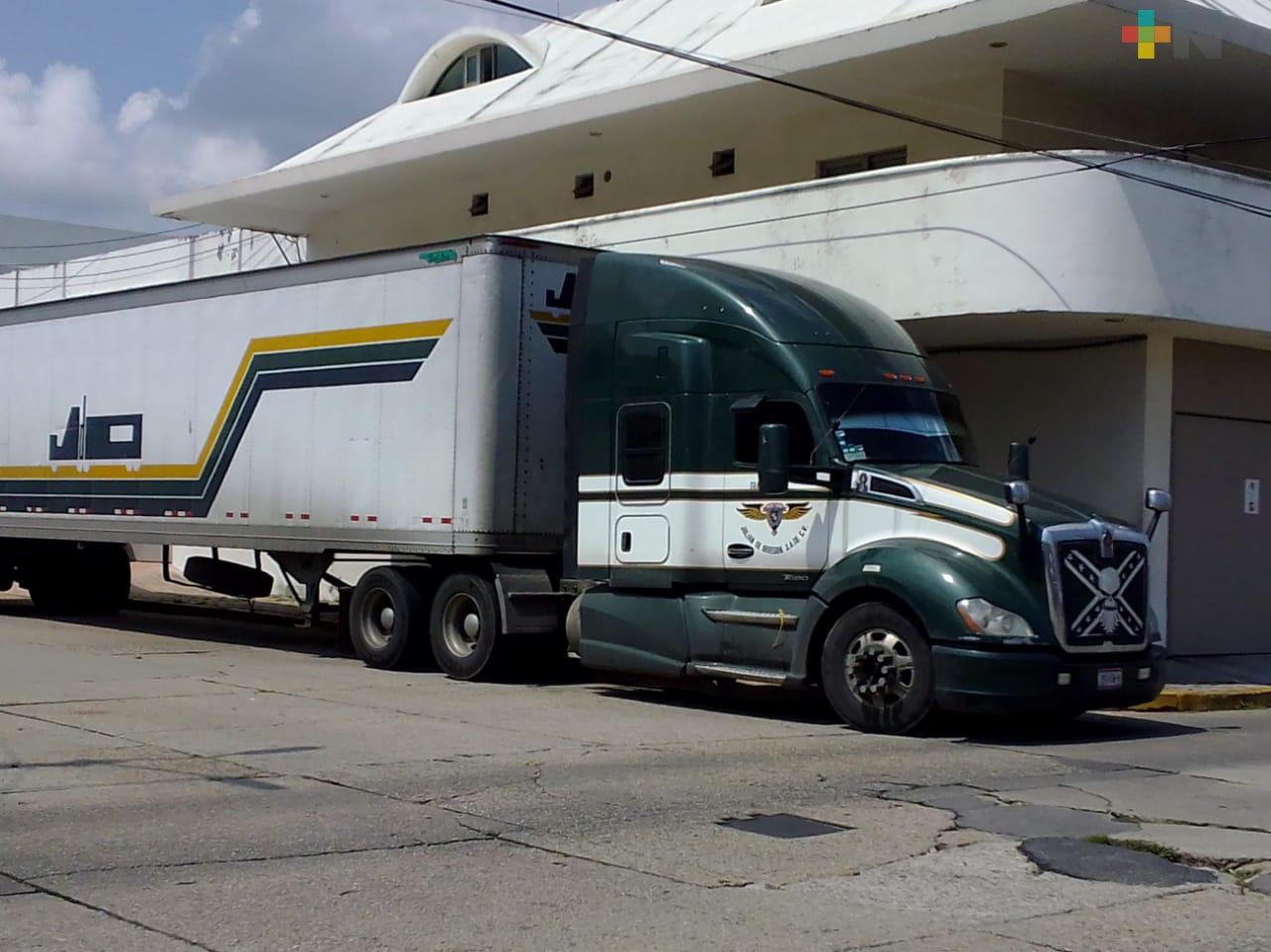 Ejército Mexicano detiene tráiler con productos piratas en autopista Nuevo Teapa-Cosoleacaque