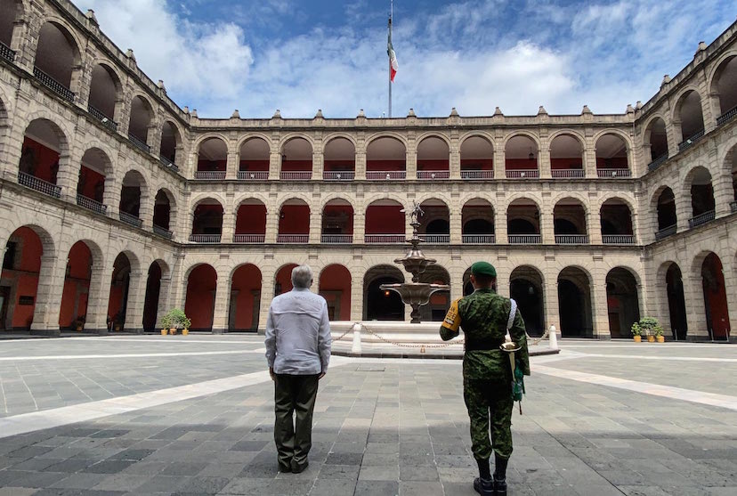 Presidente rinde homenaje a víctimas de COVID-19 y reconocimiento al personal de salud