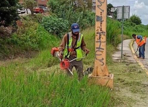 Ayuntamiento da mantenimiento a áreas verdes del municipio de Xalapa