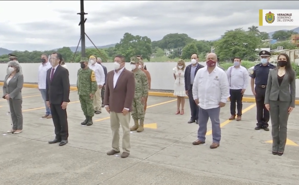Gobernador de Veracruz y gabinete realizan minuto de silencio en honor a víctimas de COVID-19