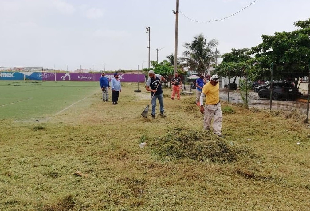 Brindan mantenimiento a espacios deportivos en Coatzacoalcos