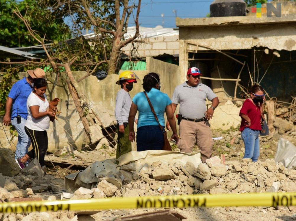 Alcalde de Soconusco, recorre casas afectadas por explosión