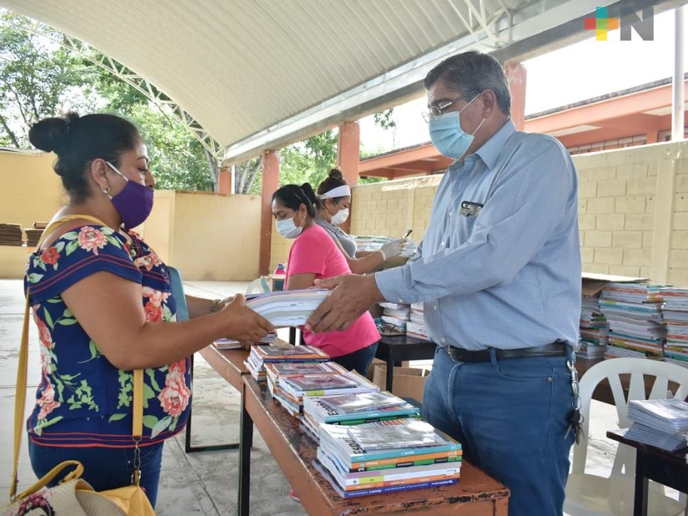 Bajo protocolos sanitarios en Tantoyuca, padres acuden a escuelas para recibir material didáctico