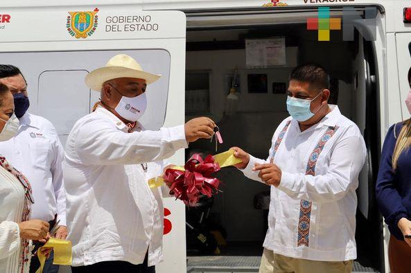 Entrega el secretario Eric Cisneros ambulancia y apoyos del DIF en Tamalín